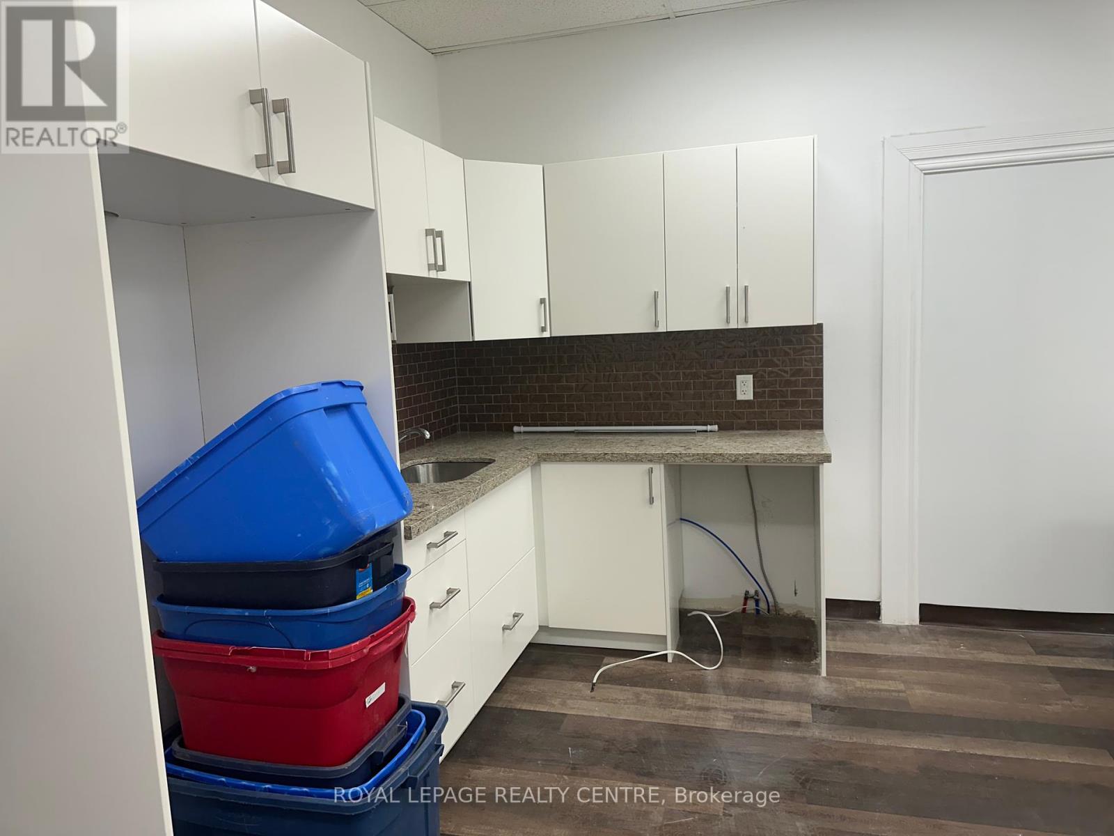 B - 250 Lakeshore Road E Property Photo 14