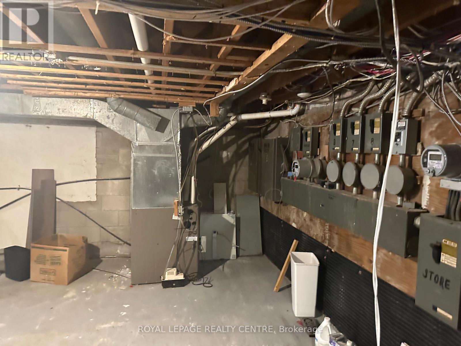B - 250 Lakeshore Road E Property Photo 17