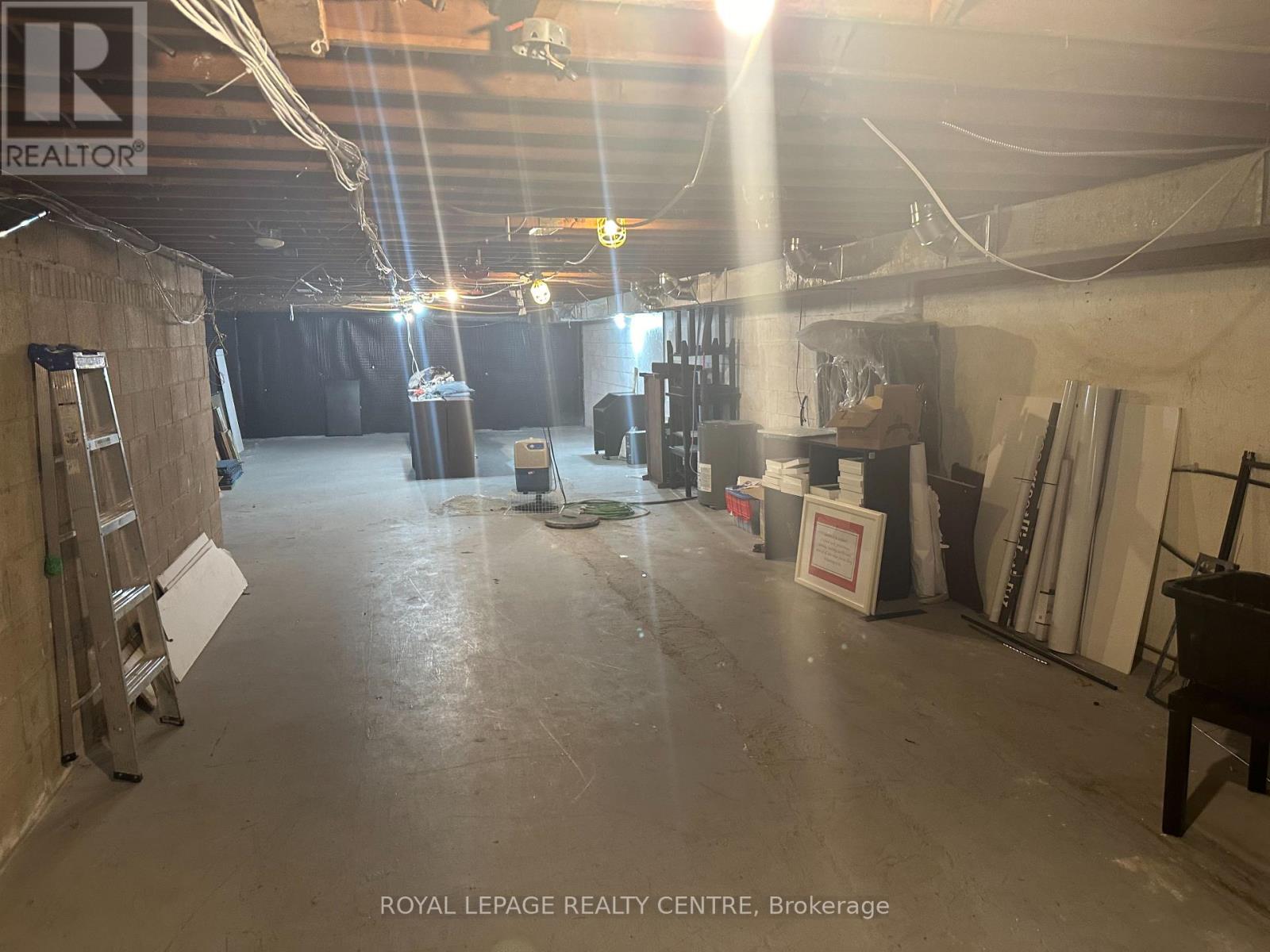 B - 250 Lakeshore Road E Property Photo 18