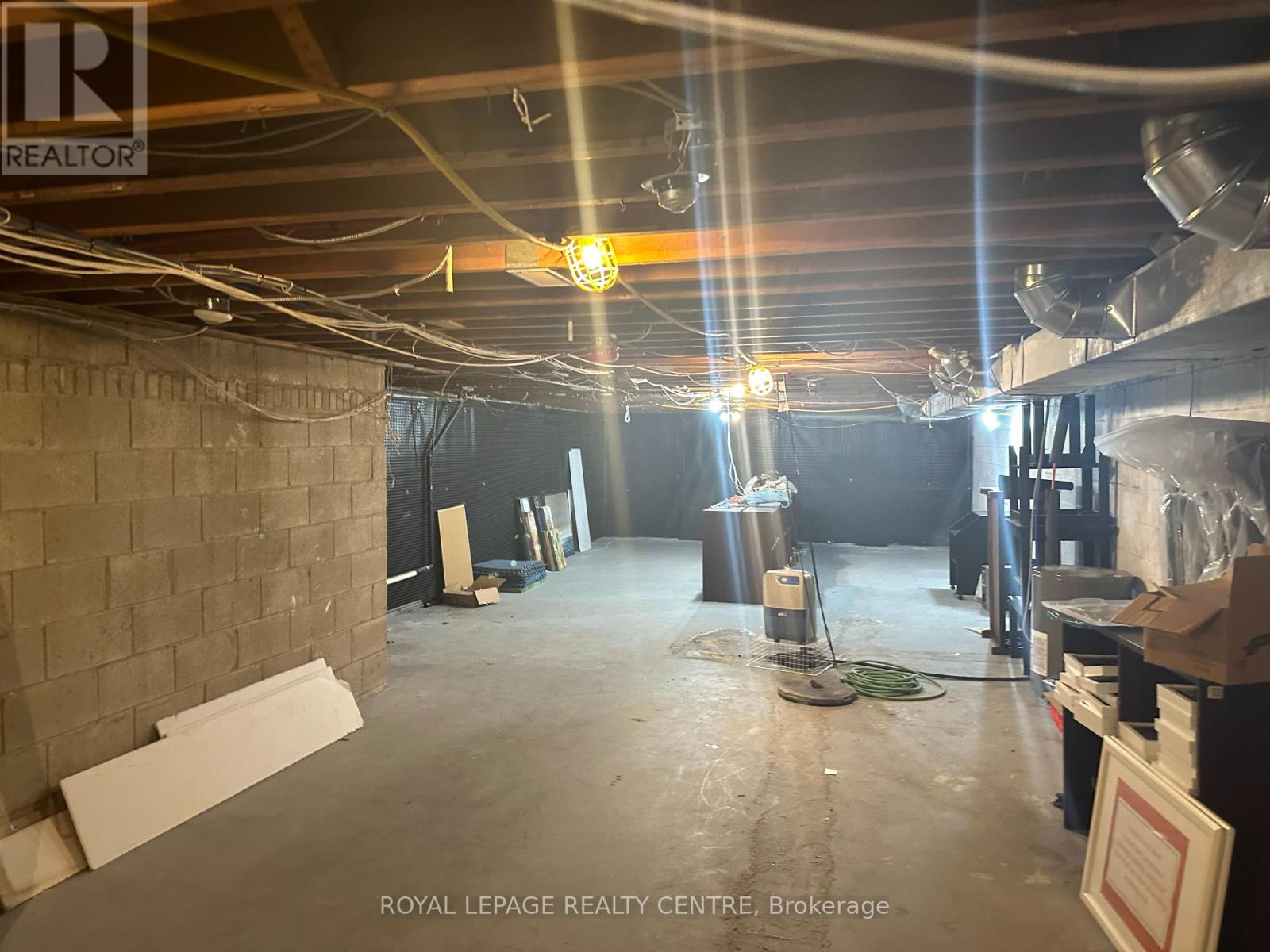 B - 250 Lakeshore Road E Property Photo 19