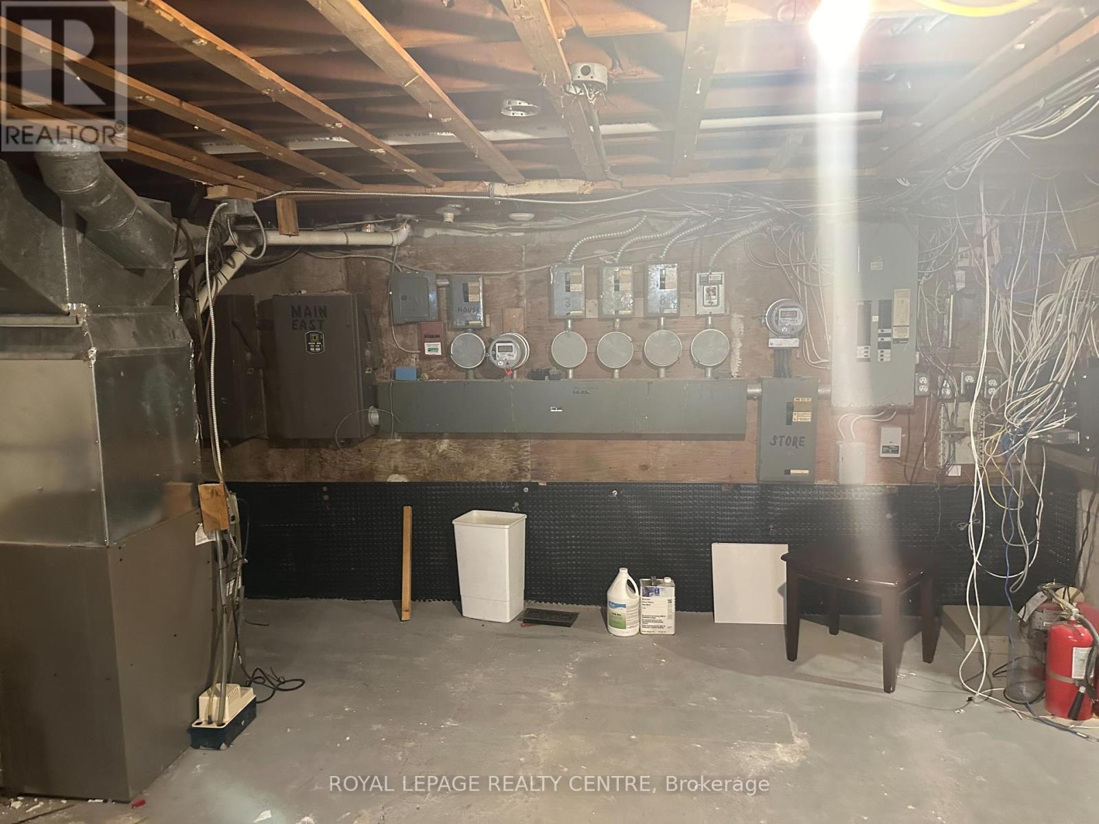 B - 250 Lakeshore Road E Property Photo 22