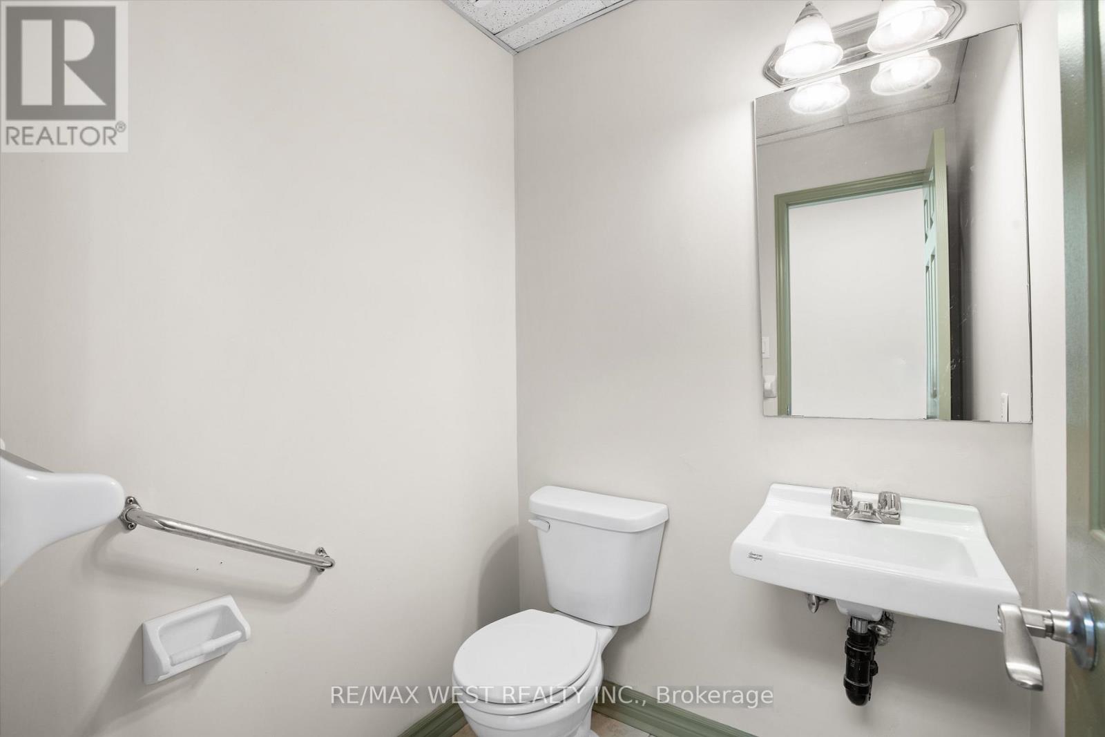 9 - 2 Holland Drive Property Photo 8