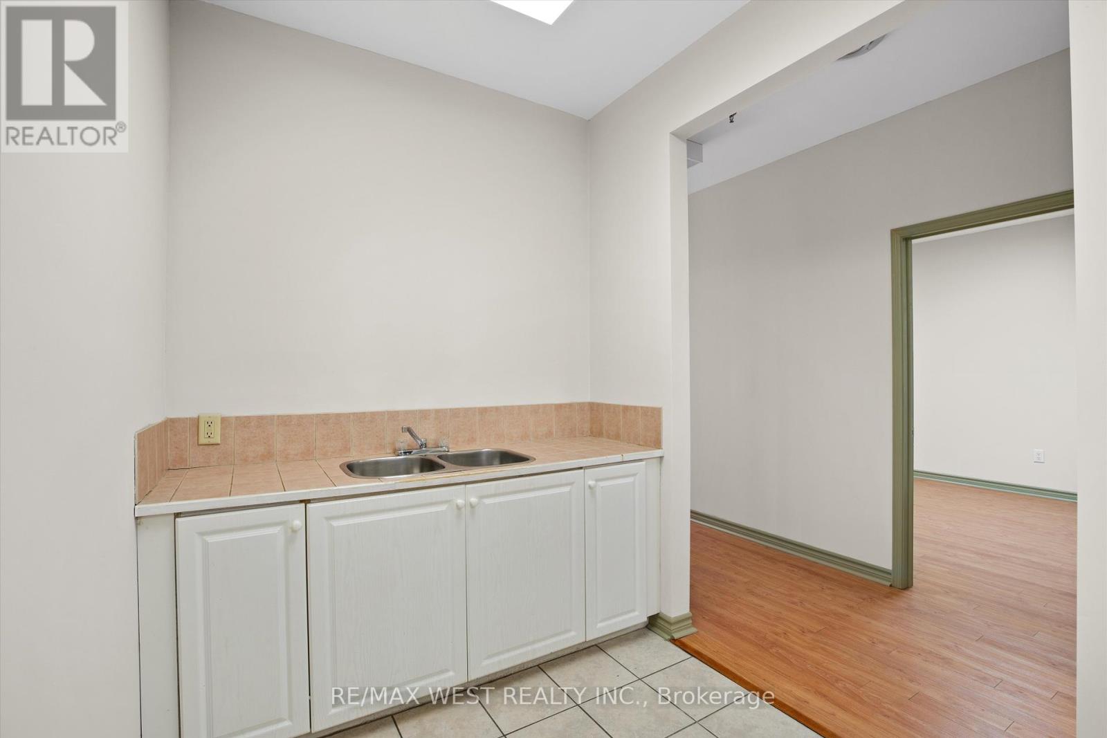9 - 2 Holland Drive Property Photo 14