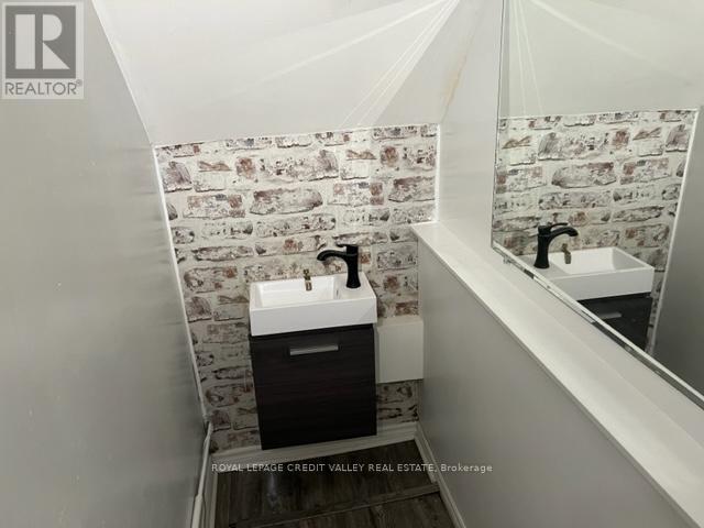 29 Queen Street E Property Photo 9