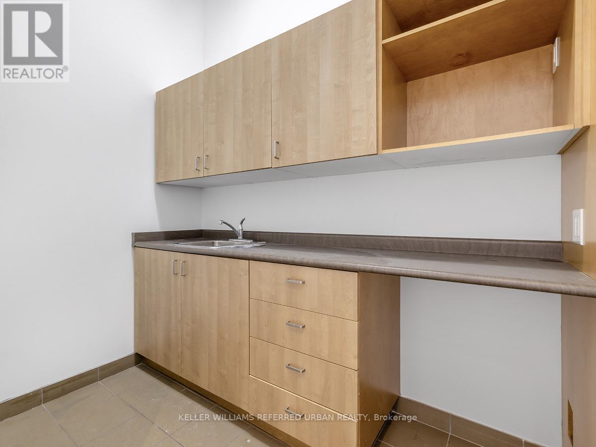 24 - 2201 Finch Avenue W Property Photo 32