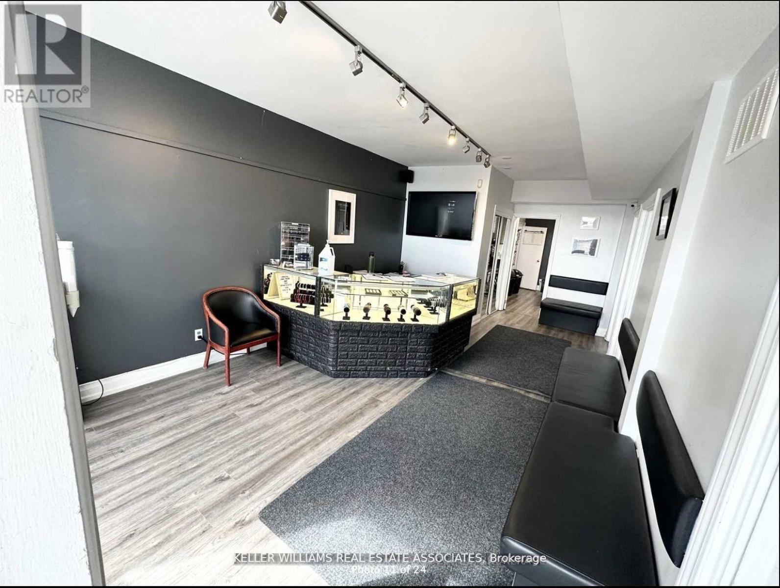 37 Dundas Street W Property Photo 6