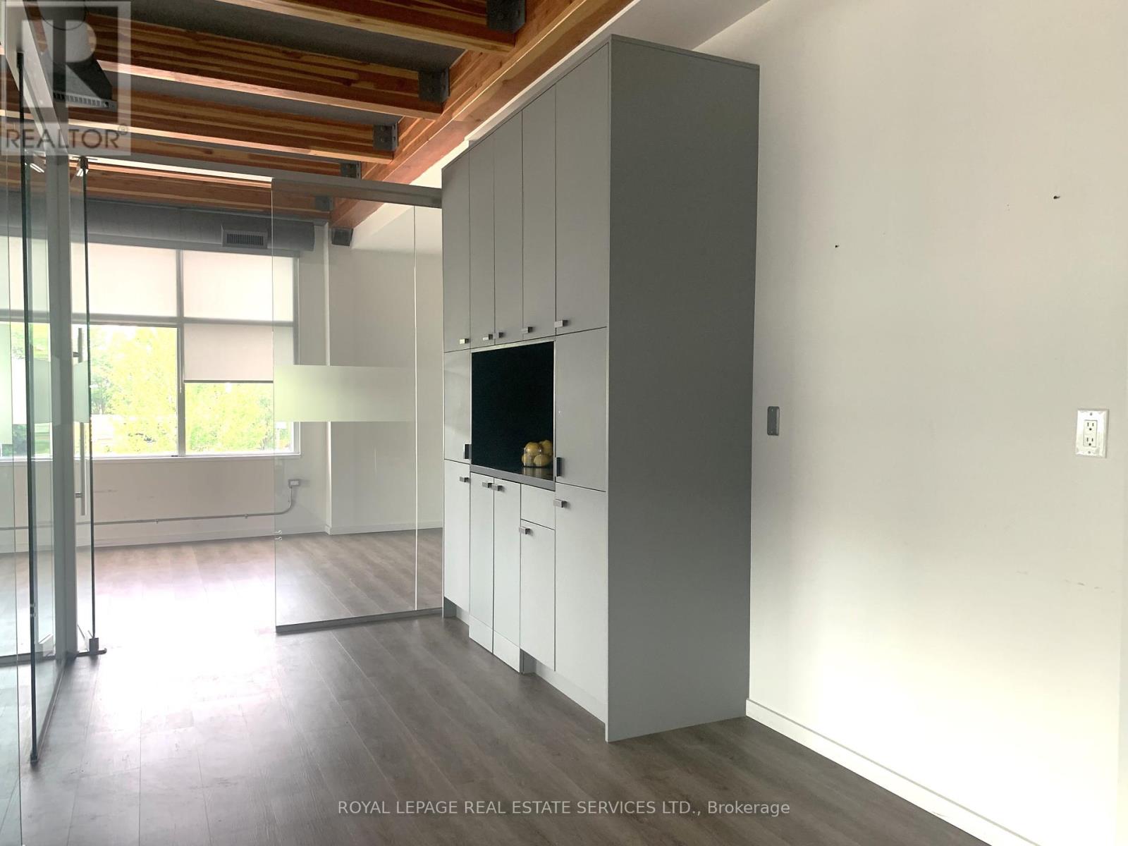 9 - 225 Speers Road Property Photo 8