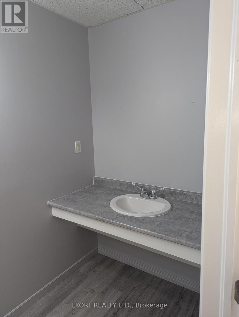 2 - 469 Dundas Street W Property Photo 12