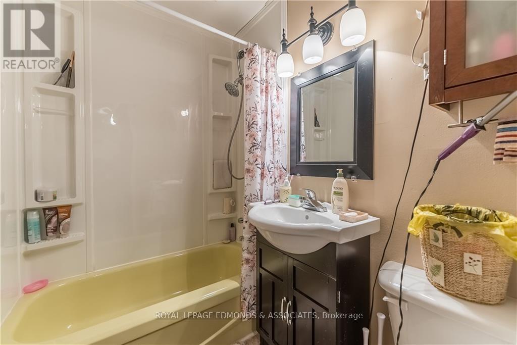 42a Huron Street Property Photo 16