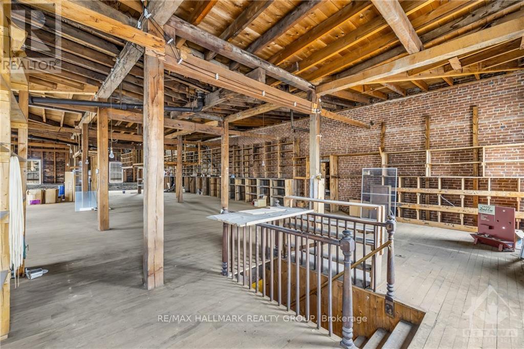 2 Gore Street E Property Photo 27