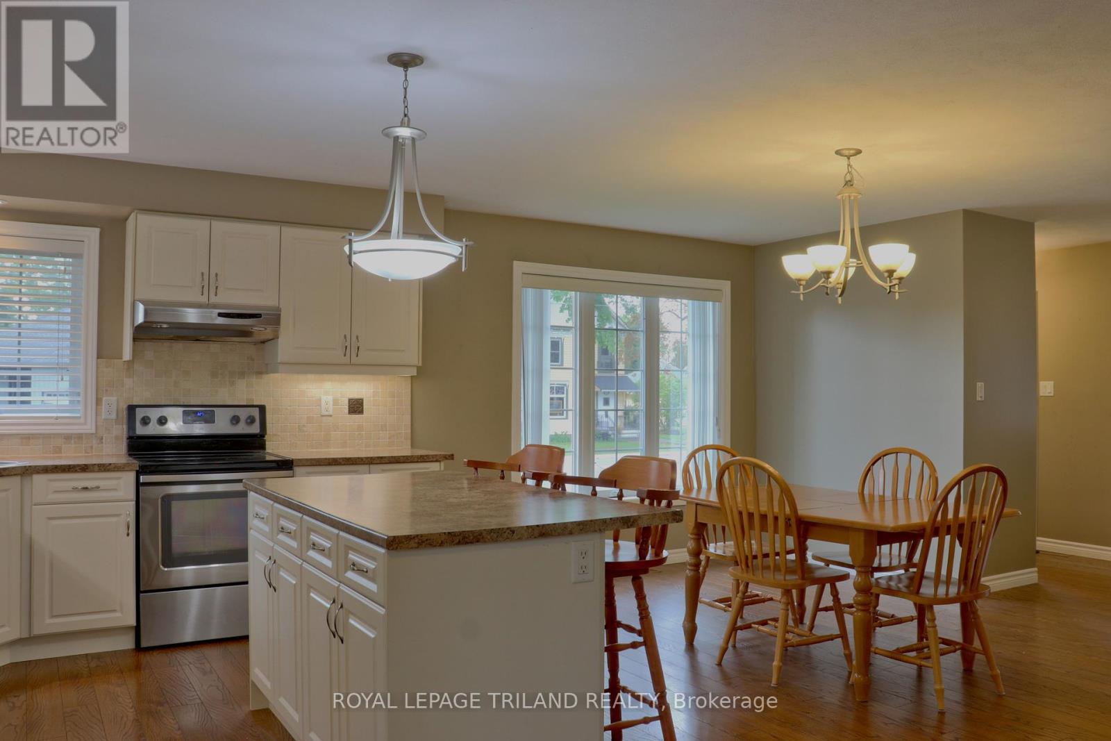 1052 Bay Street Property Photo 6