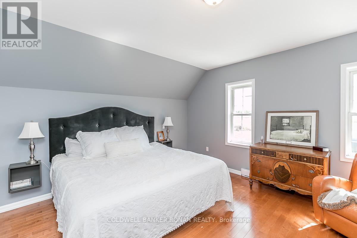 837147 4th Line E Property Photo 16