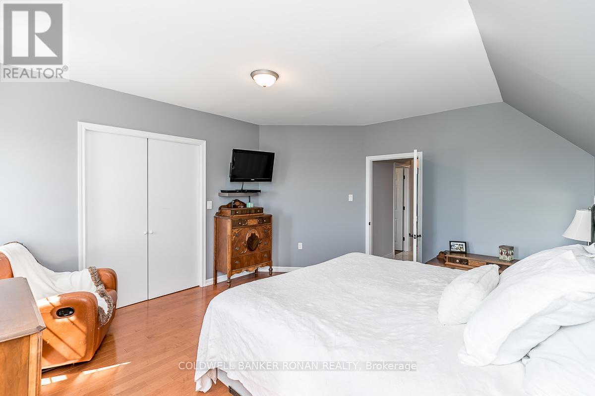 837147 4th Line E Property Photo 17