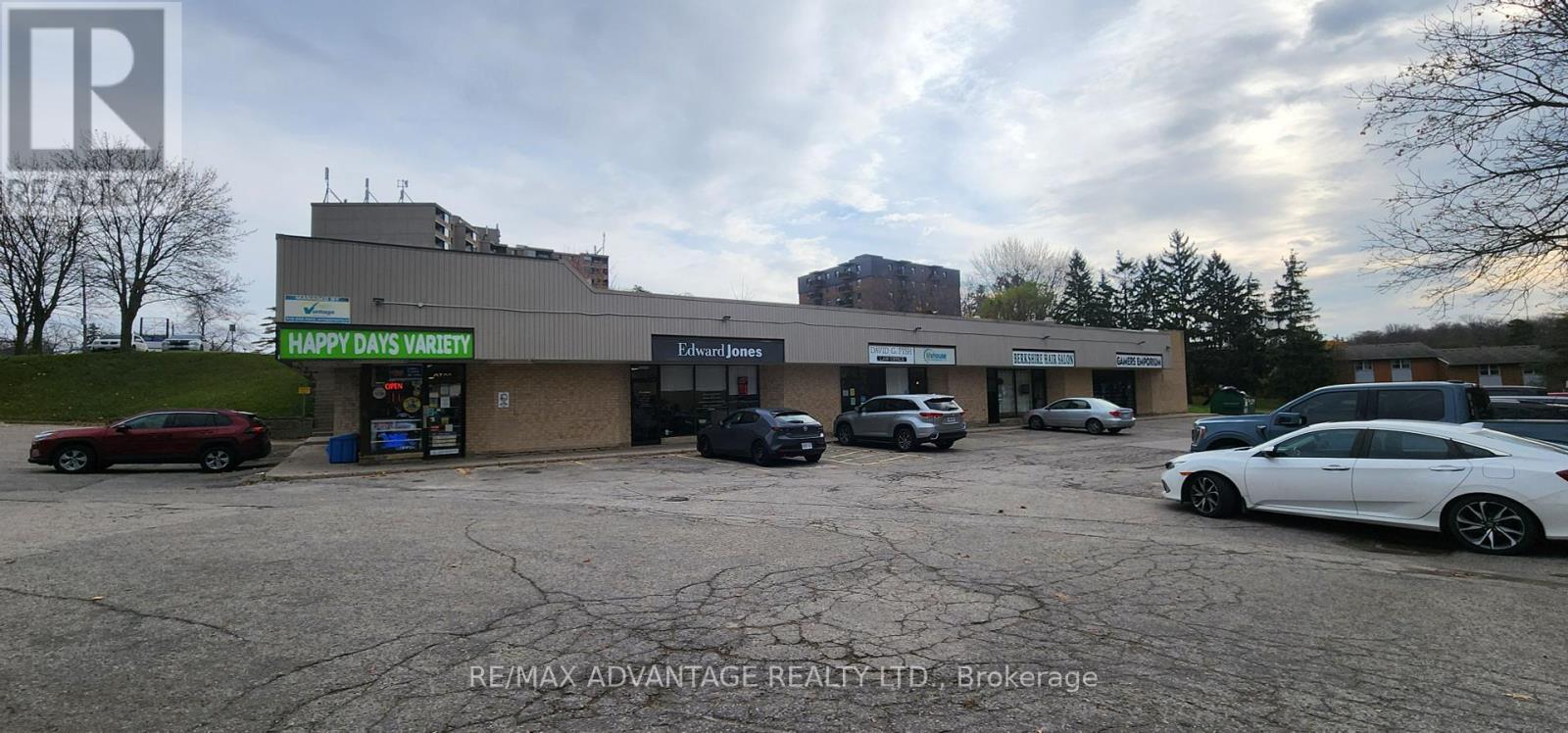 520 Springbank Drive Property Photo 4