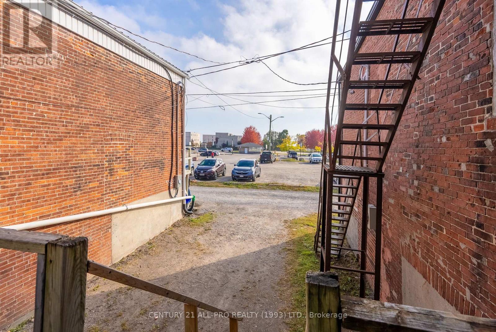 39 King Street W Property Photo 6