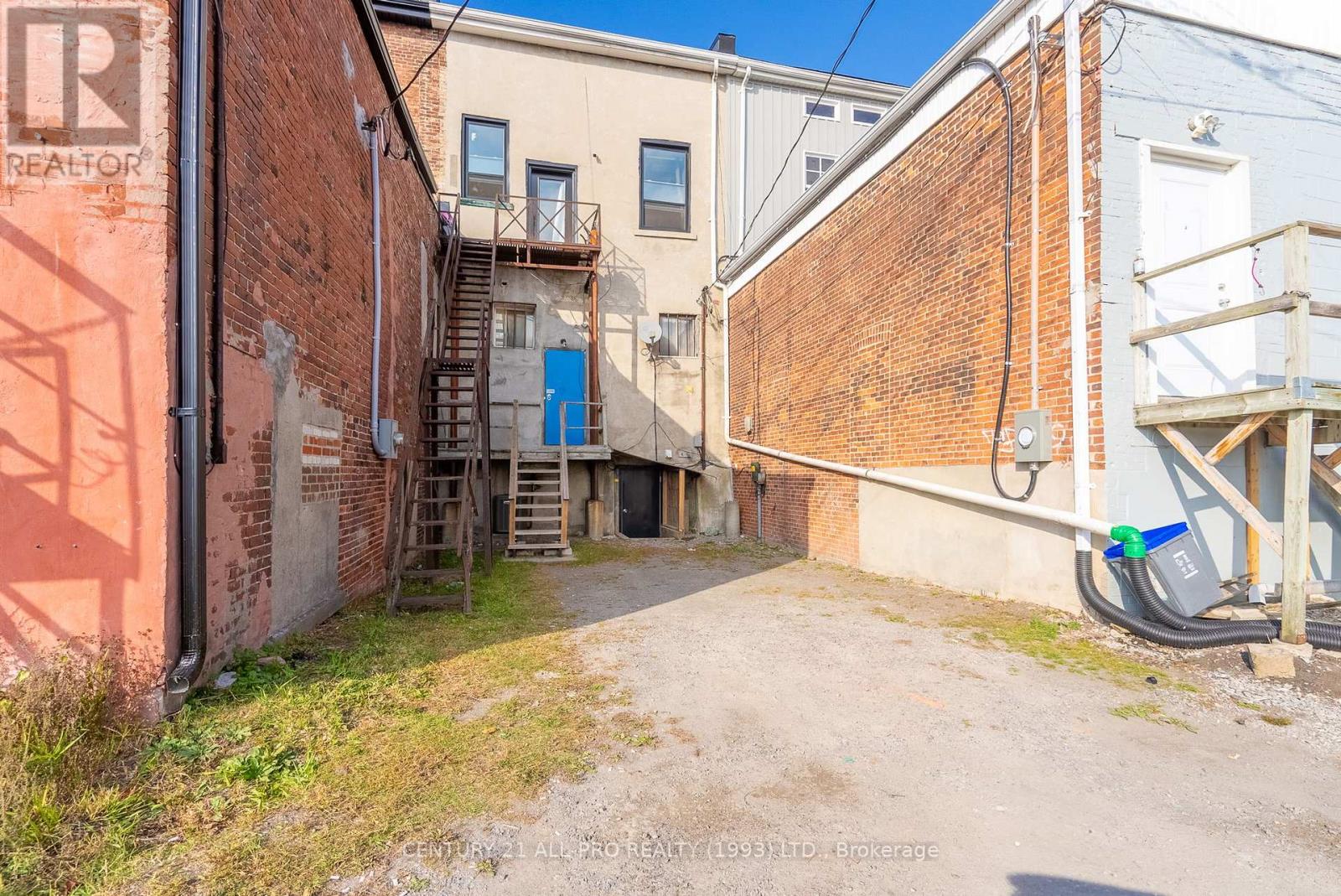 39 King Street W Property Photo 7