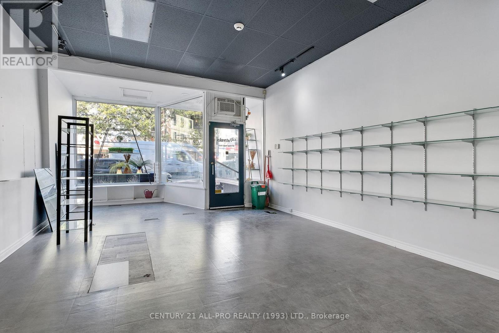 39 King Street W Property Photo 9