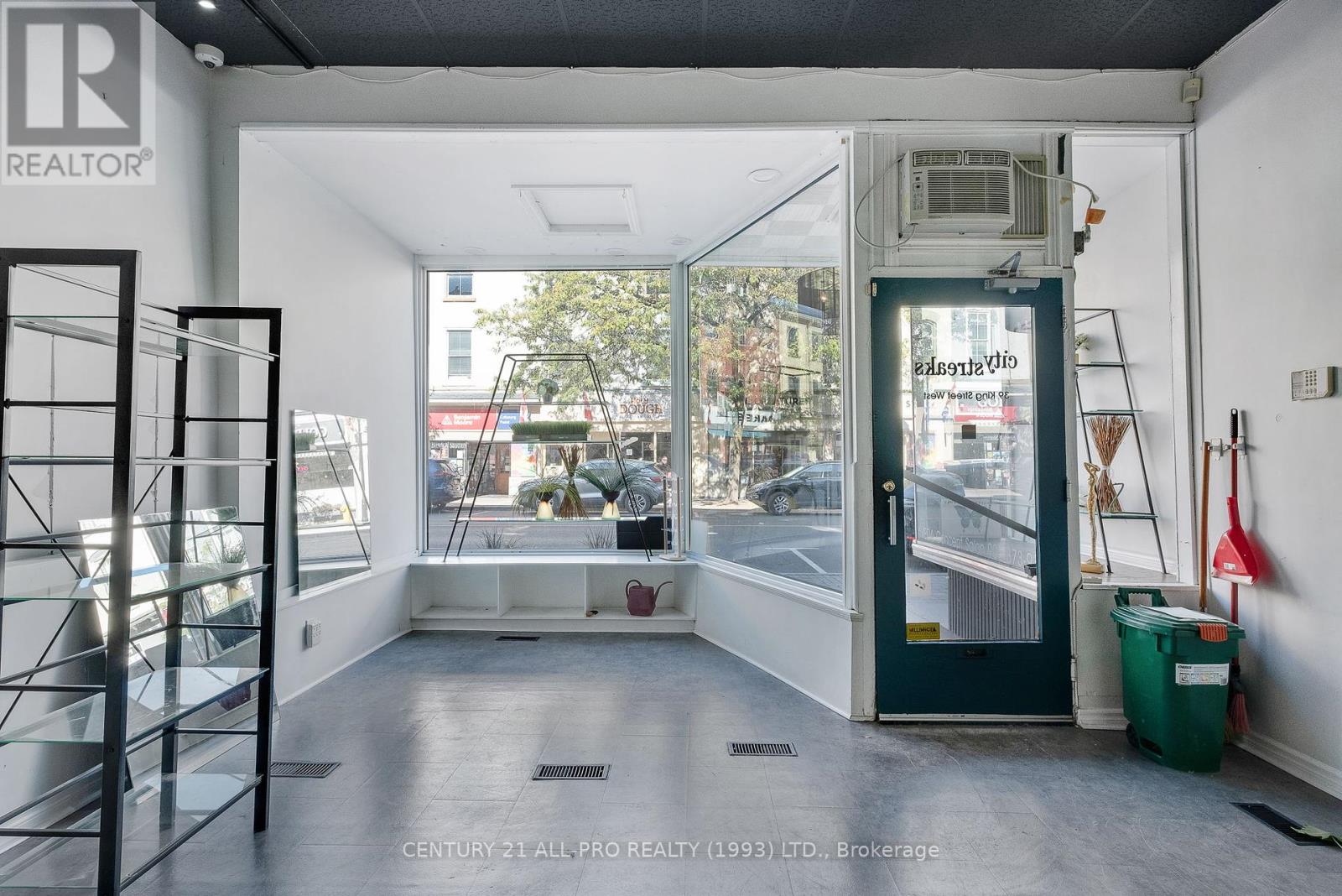 39 King Street W Property Photo 10