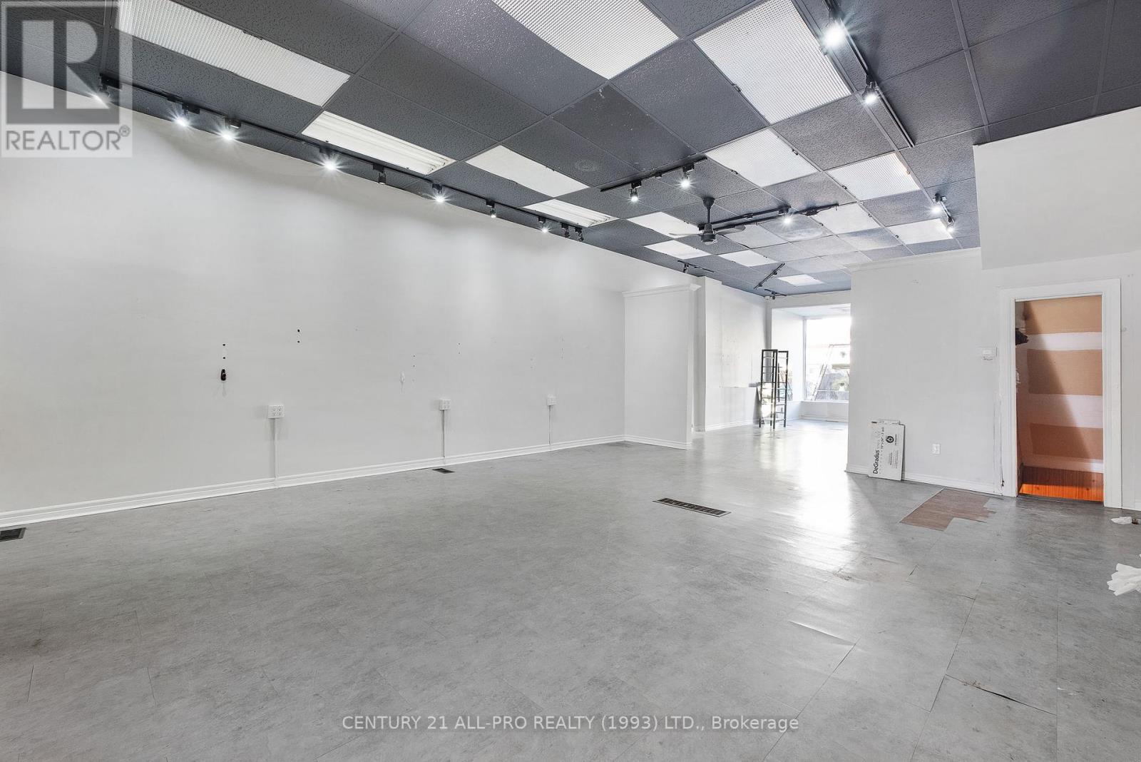 39 King Street W Property Photo 15