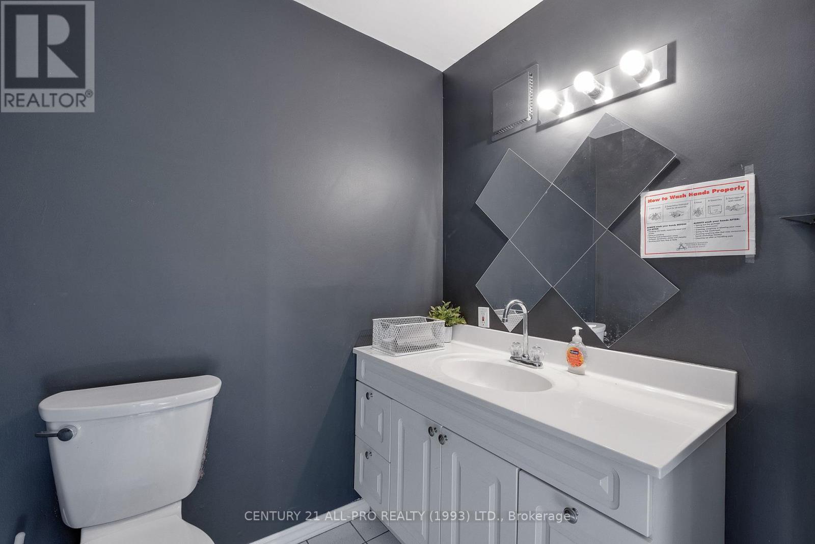 39 King Street W Property Photo 17