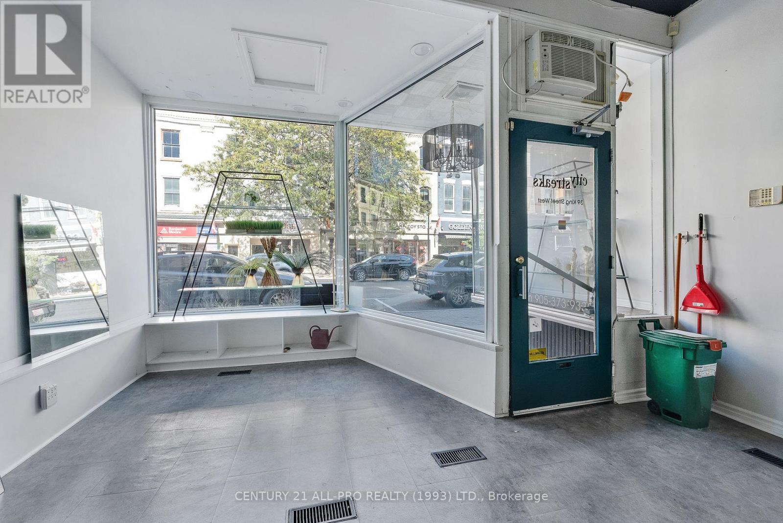 39 King Street W Property Photo 18