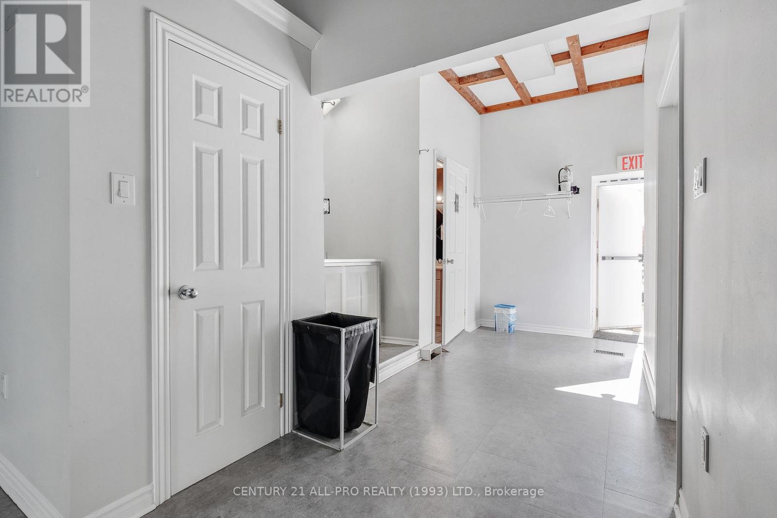 39 King Street W Property Photo 24