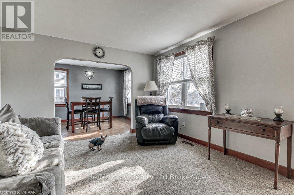 27 Gissing Street W Property Photo 2