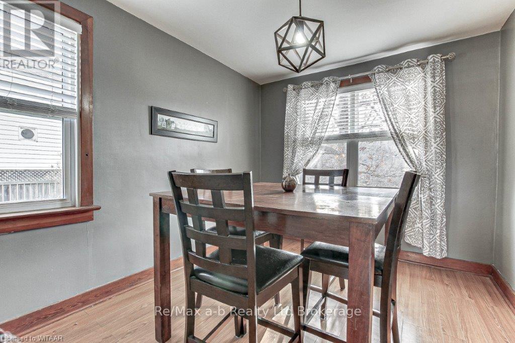 27 Gissing Street W Property Photo 5