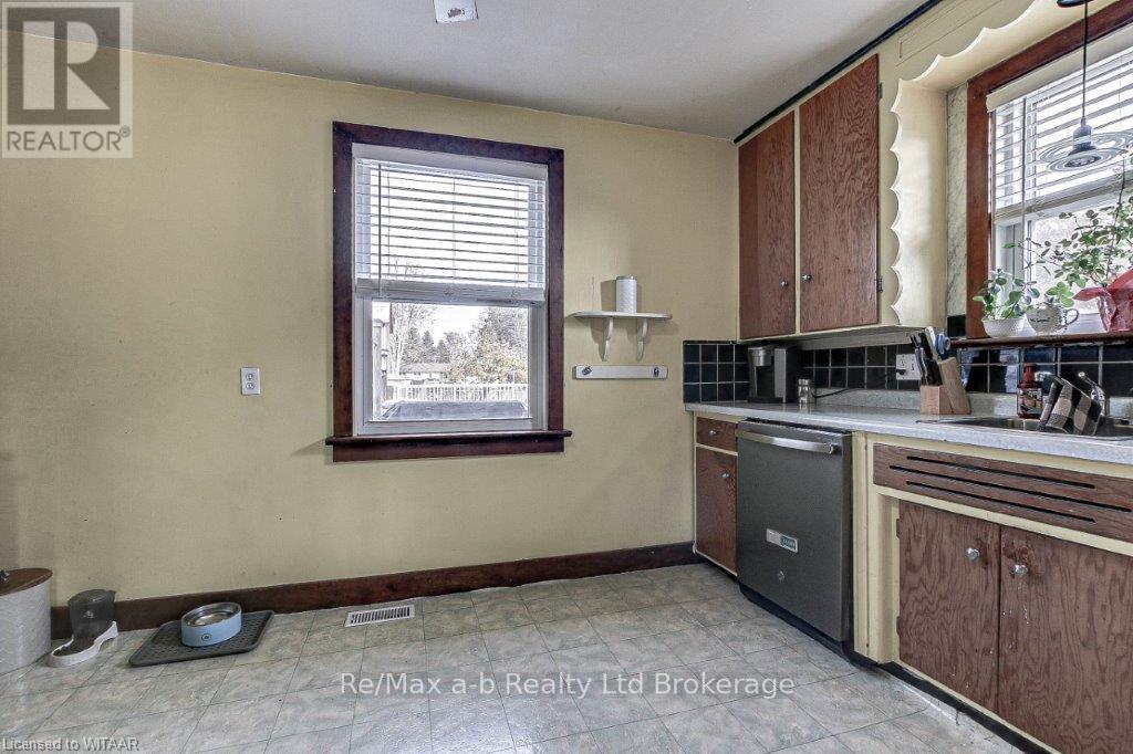27 Gissing Street W Property Photo 6