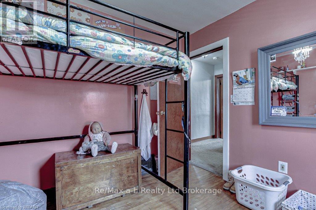 27 Gissing Street W Property Photo 11