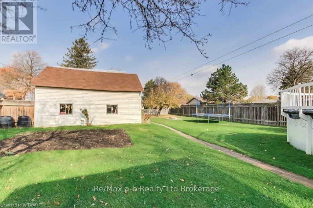 27 Gissing Street W Property Photo 21