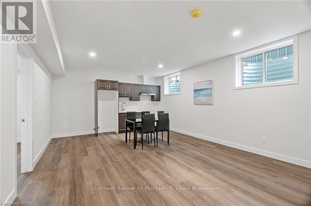 171 Elgin Avenue E Property Photo 28