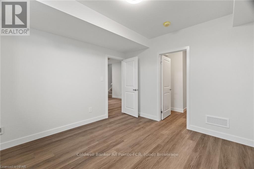 171 Elgin Avenue E Property Photo 32