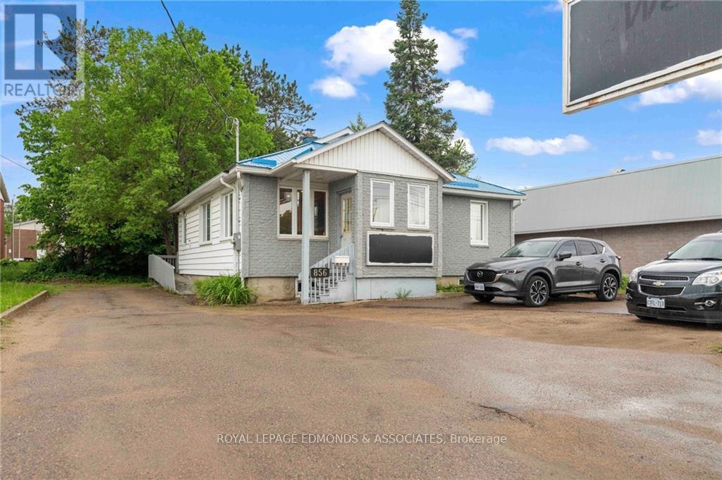 856 Pembroke Street E Property Photo 1