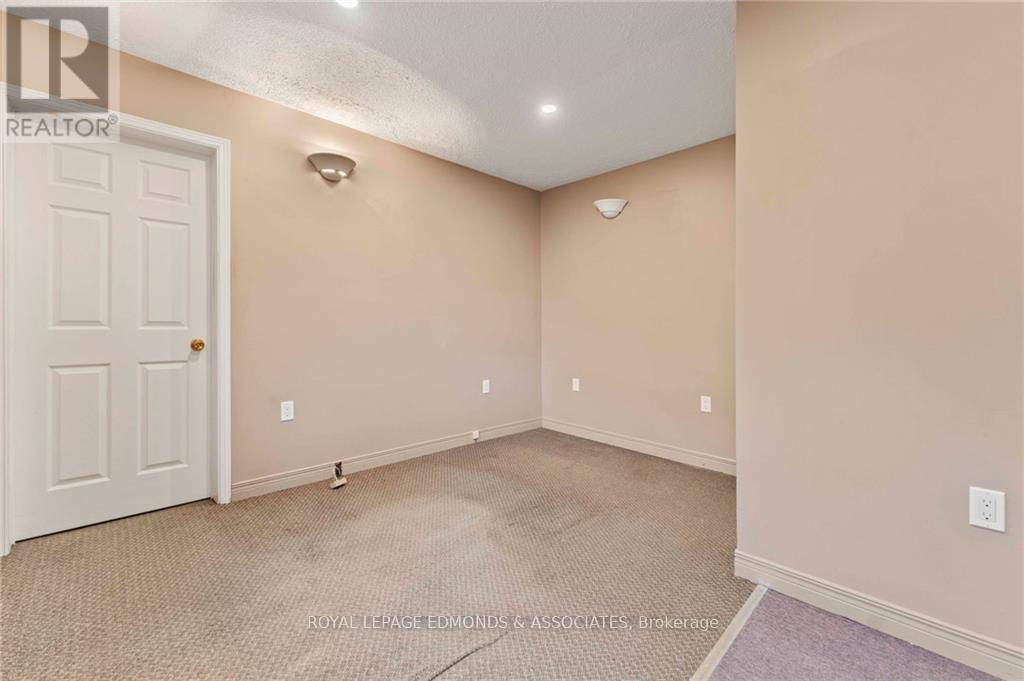 856 Pembroke Street E Property Photo 9
