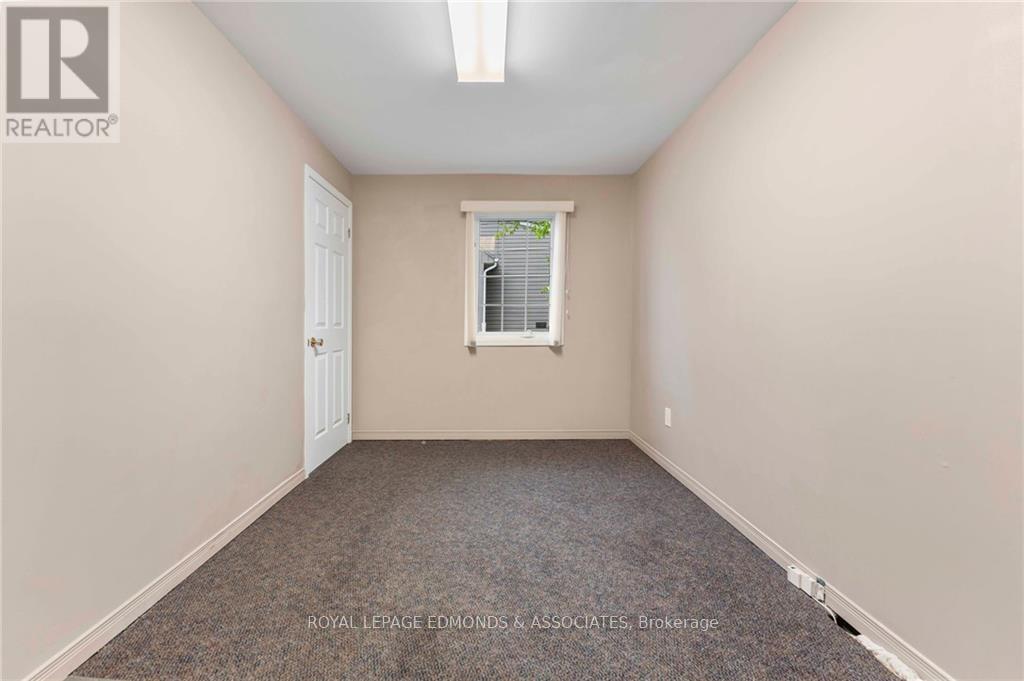 856 Pembroke Street E Property Photo 10