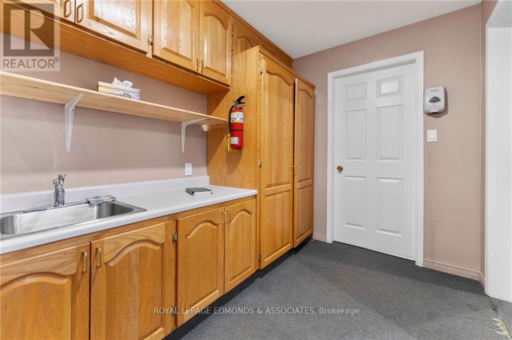 856 Pembroke Street E Property Photo 11
