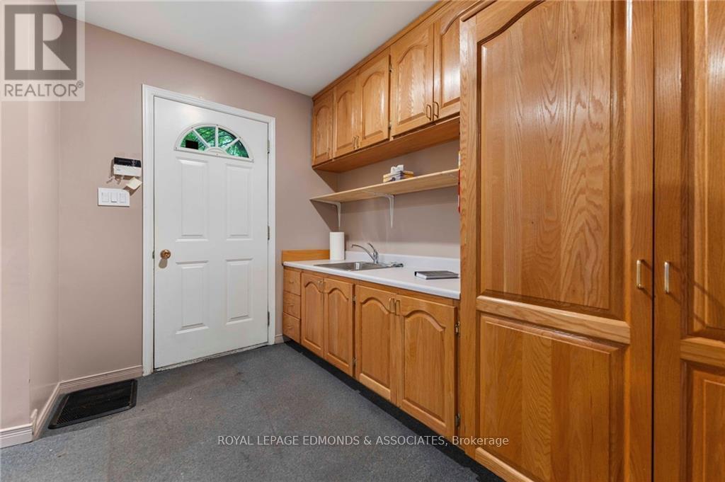 856 Pembroke Street E Property Photo 12