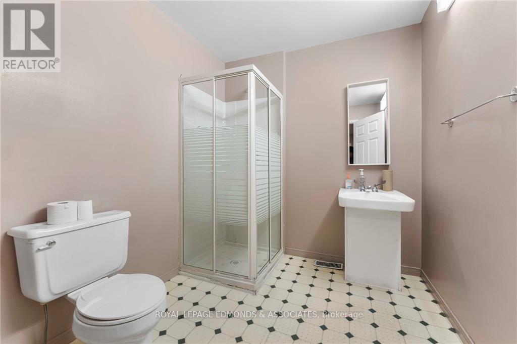 856 Pembroke Street E Property Photo 13