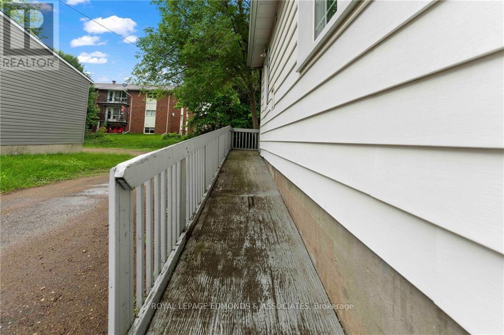 856 Pembroke Street E Property Photo 16