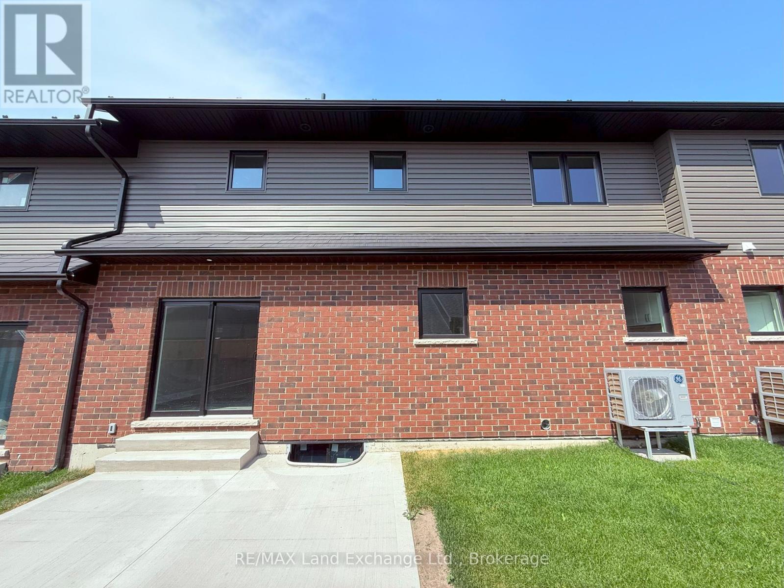 Unit 3 - 8 Golf Links Road Property Photo 3