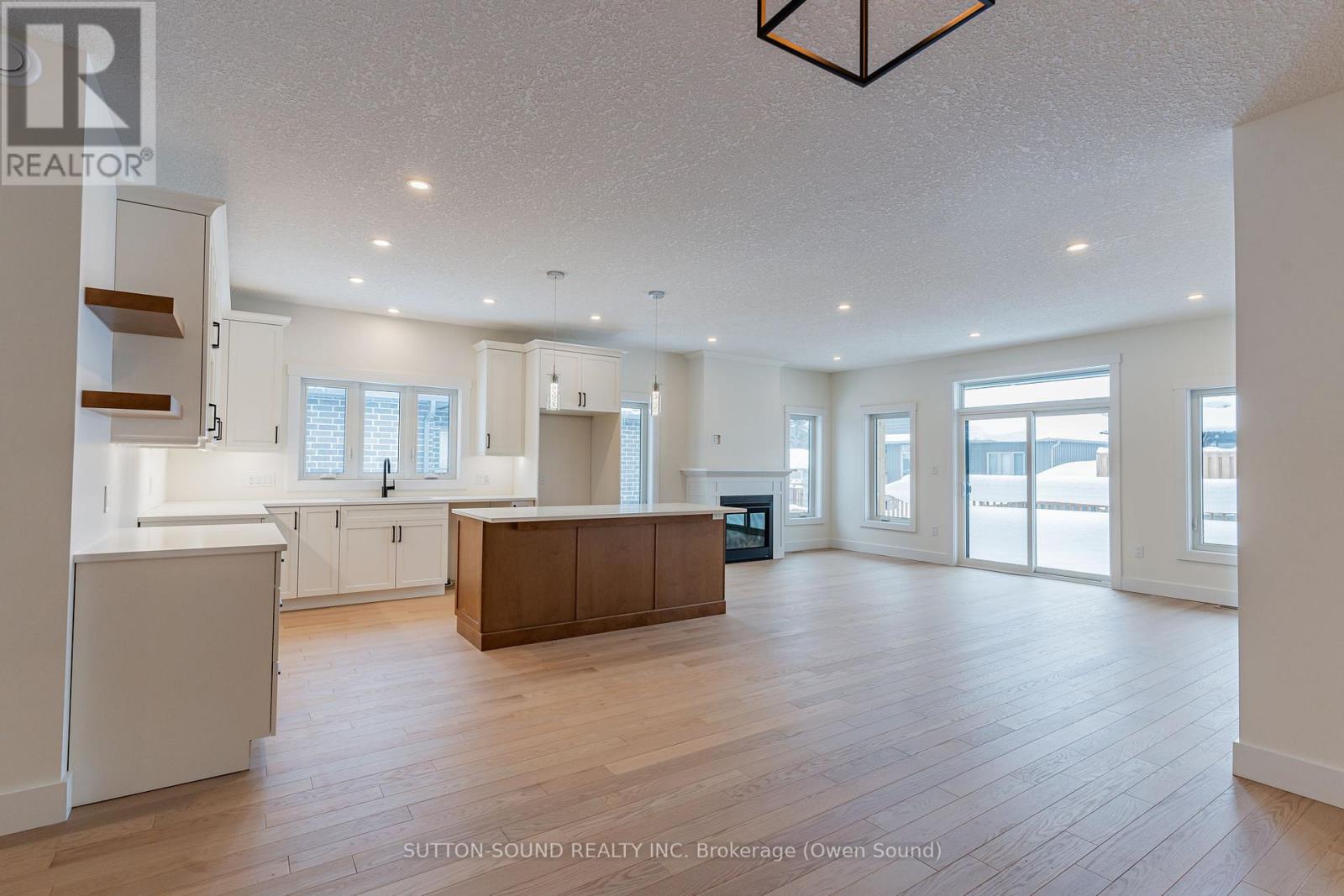 325 6th Avenue W Property Photo 23