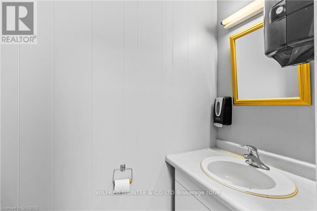 4 Elora Street N Property Photo 10