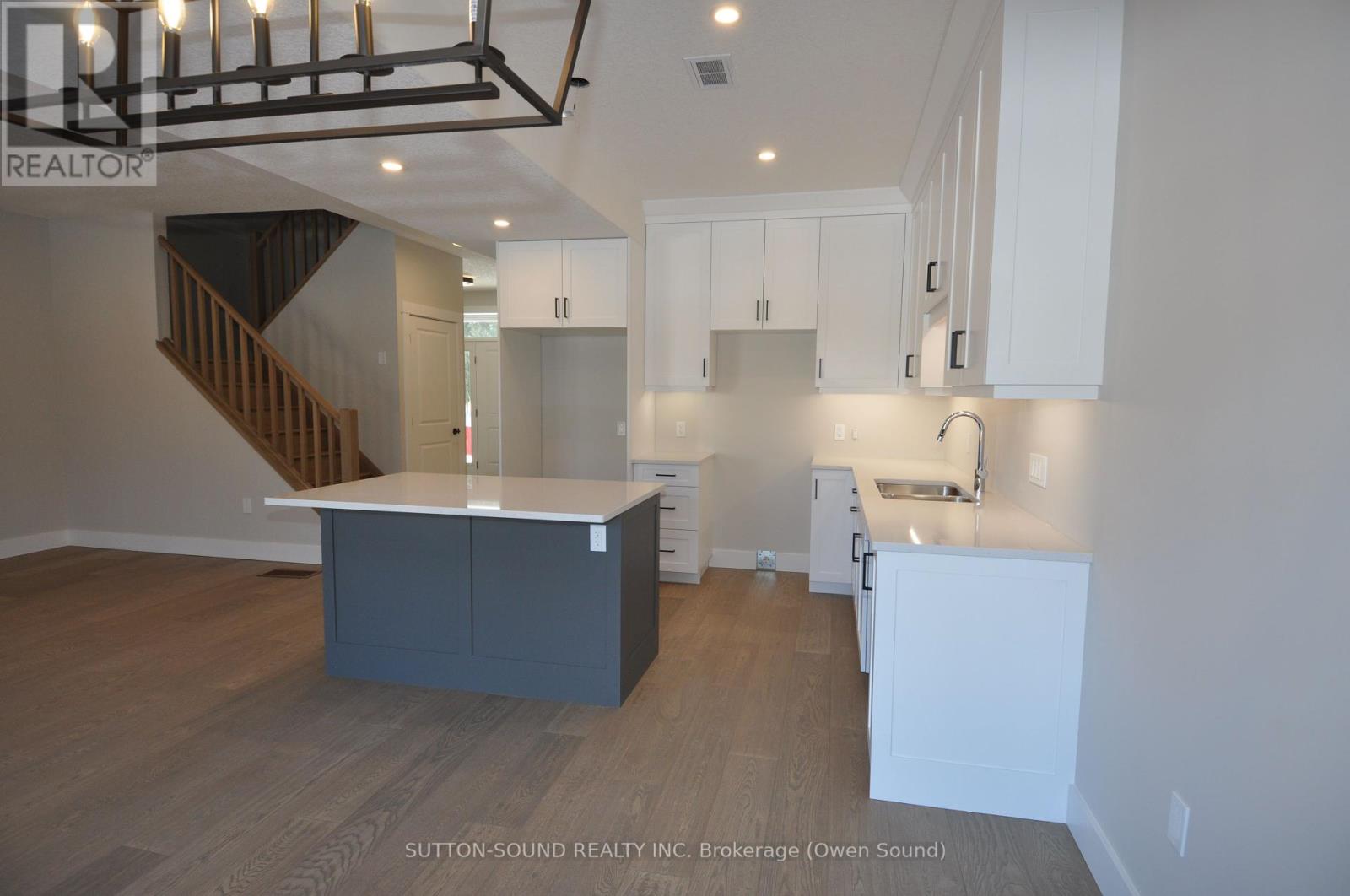 622 8th Street W Property Photo 7