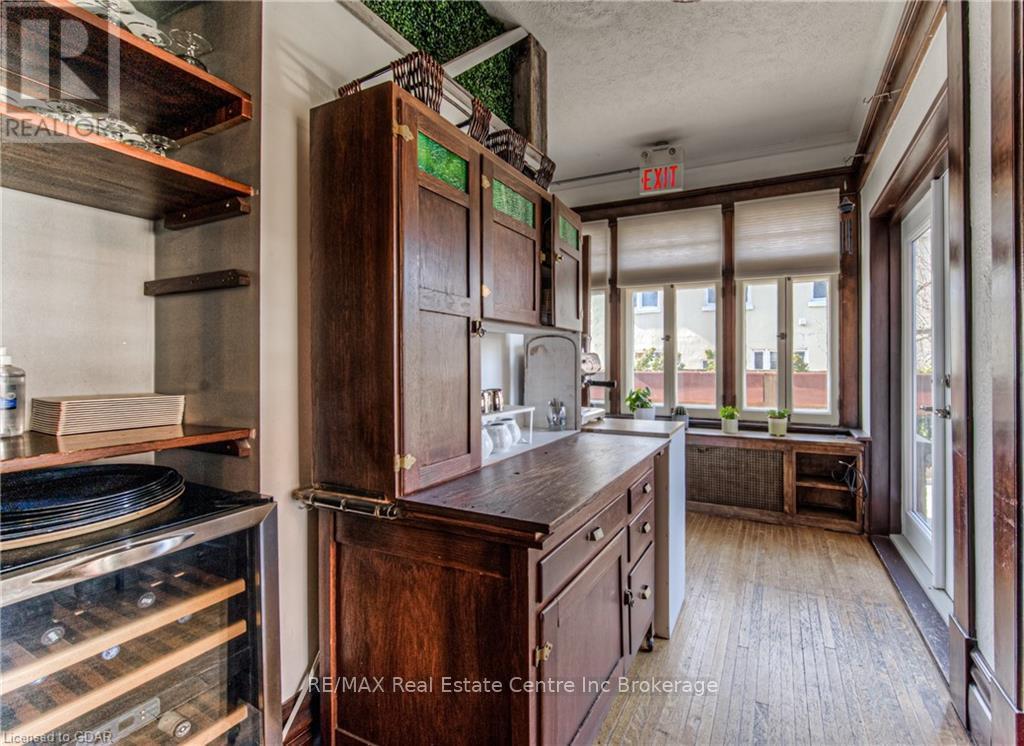 390 Main Street W Property Photo 8