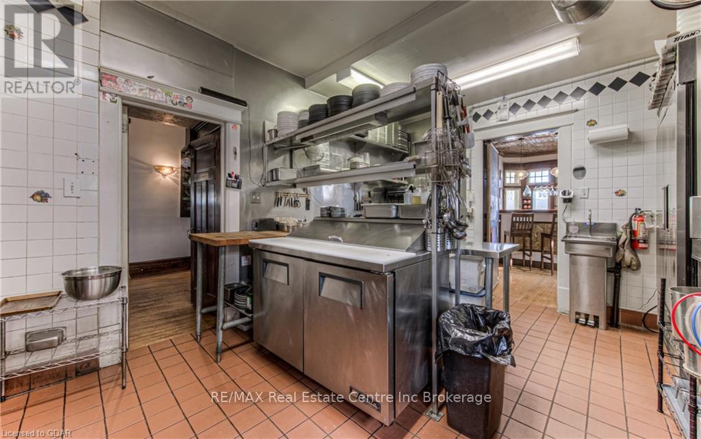 390 Main Street W Property Photo 17