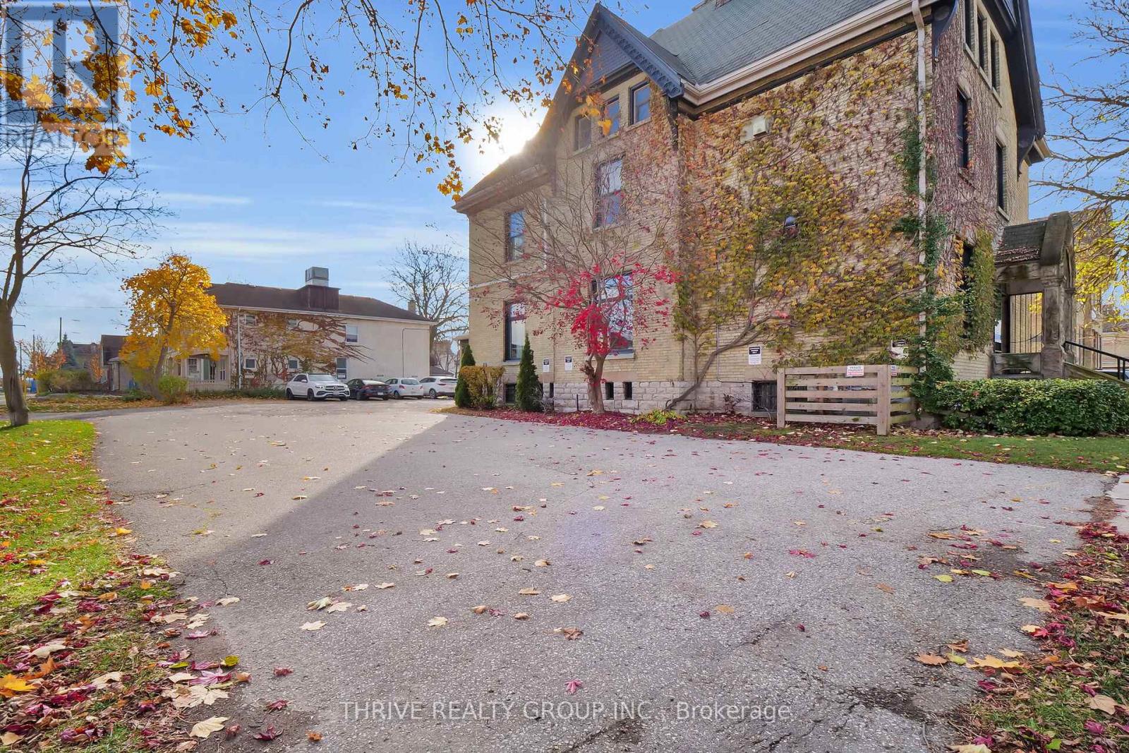533 Queens Avenue Property Photo 3
