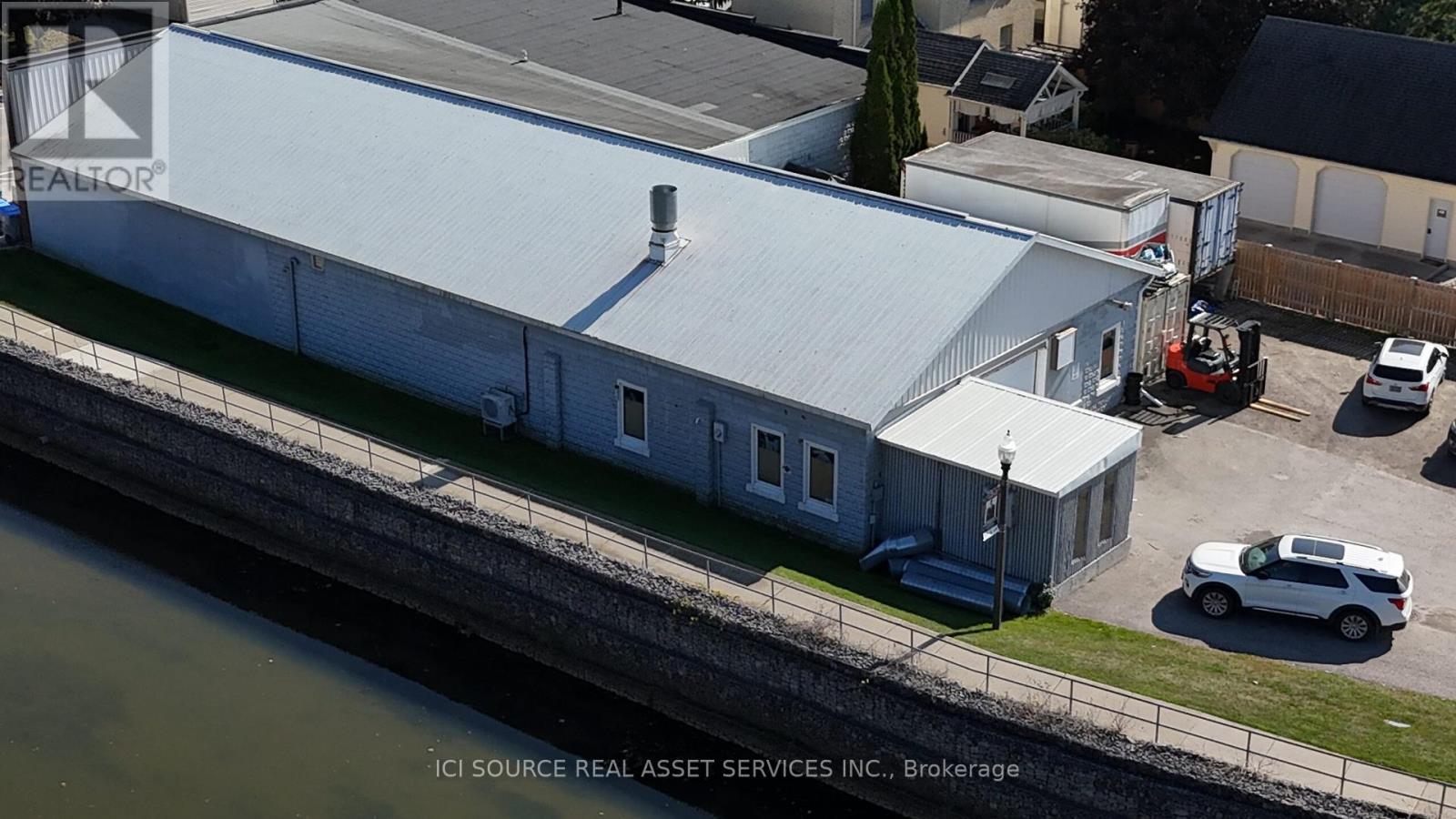 34 Wellington Street N Property Photo 8