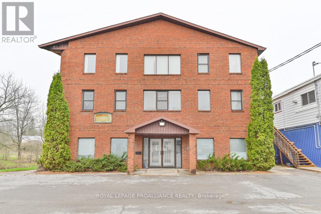 108 Russell Street N Property Photo 1