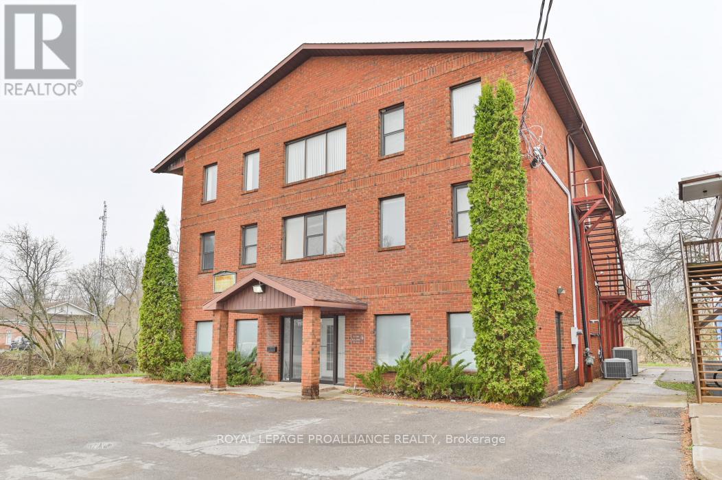 108 Russell Street N Property Photo 2